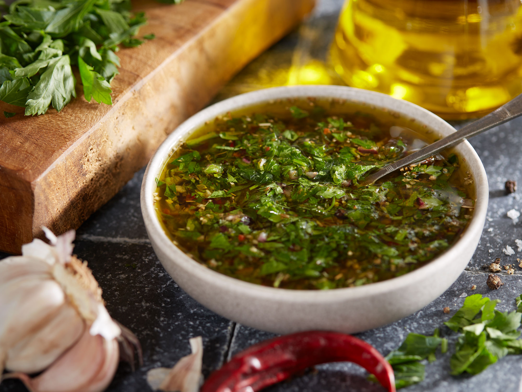 Argentinische Chimichurri Gewürzsauce mit Petersilie, Thymian und Chili