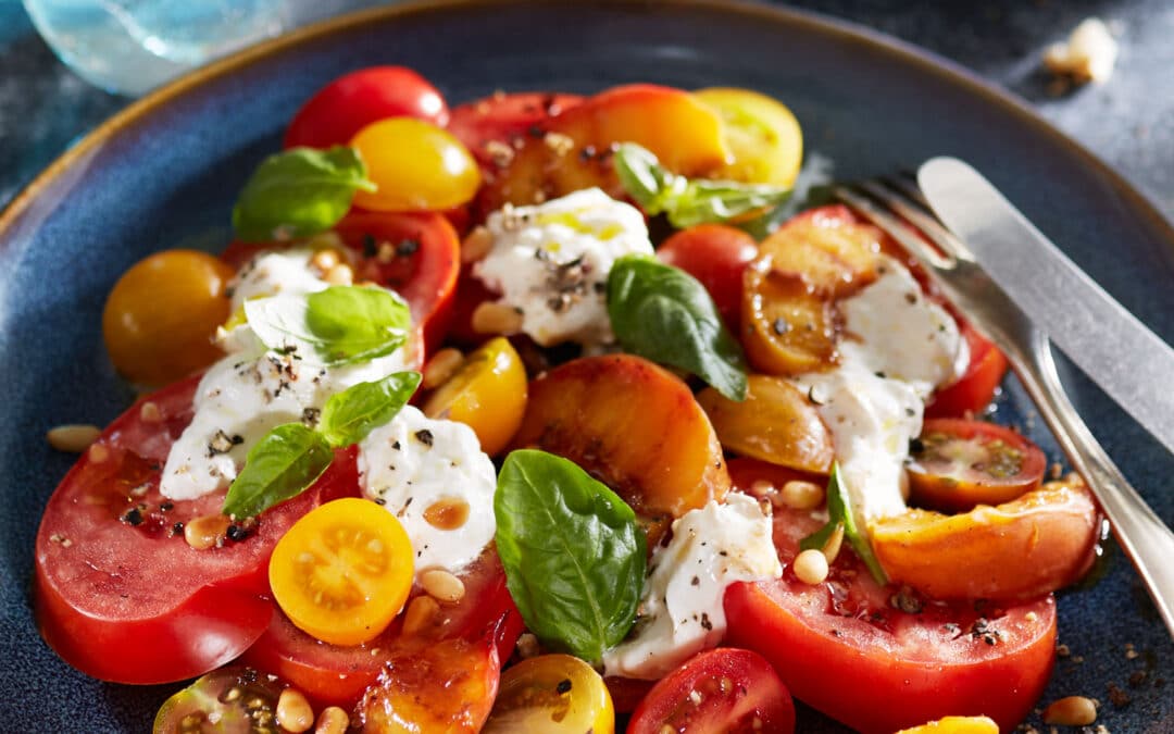 Bunter Tomatensalat mit Burrata und gegrillten Pfirsichen