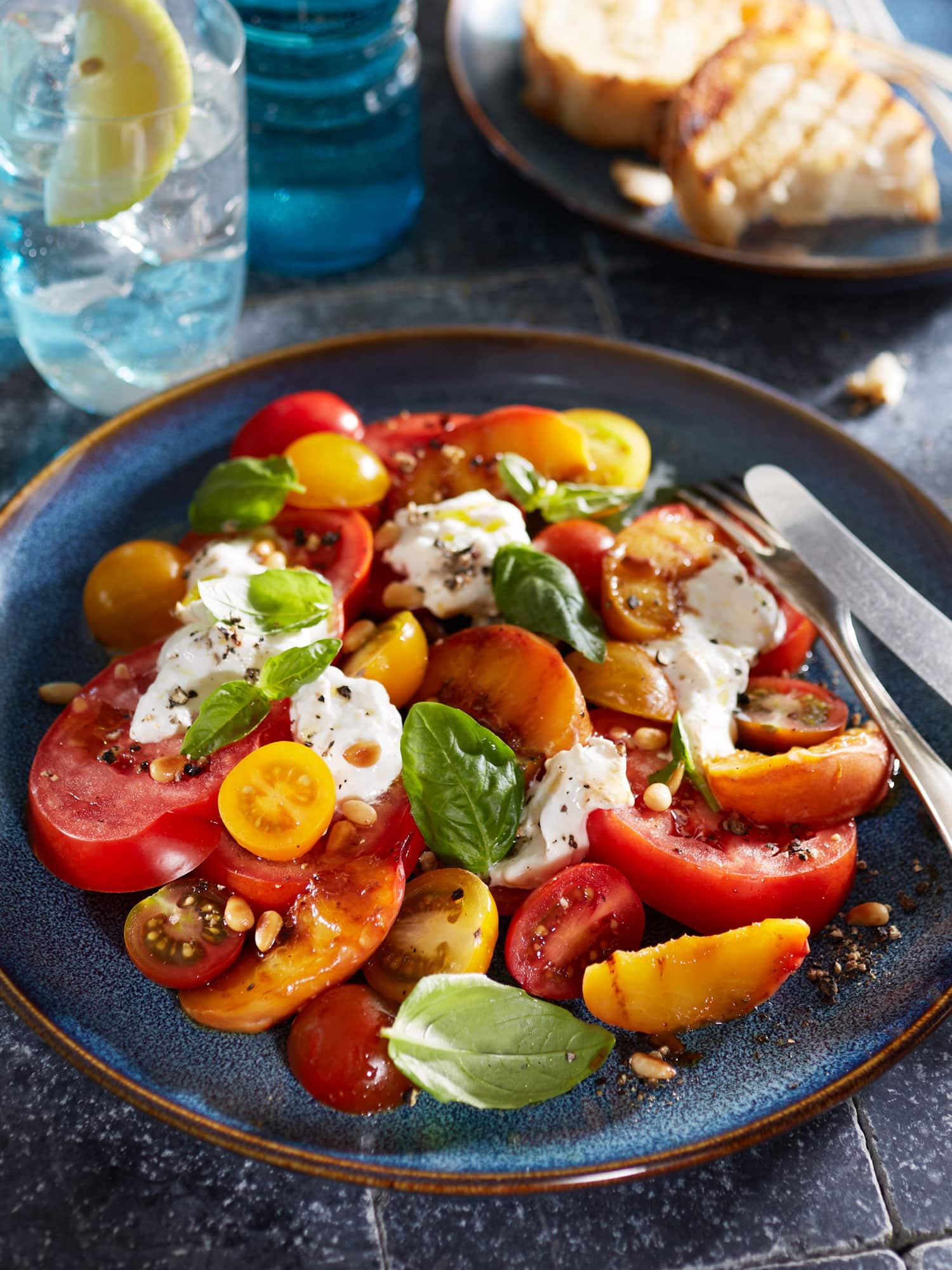 Bunter Tomatensalat mit Burrata und gegrillten Pfirsichen