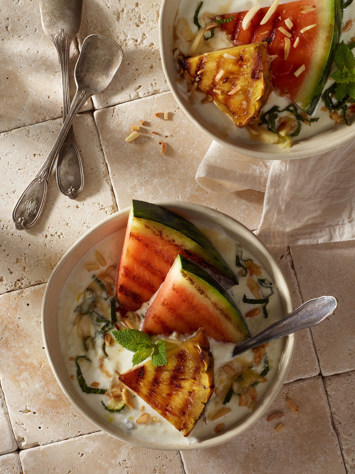 Griechischer Joghurt mit Minze, gerösteten Mandeln, gegrillter Wassermelone und Ananas.