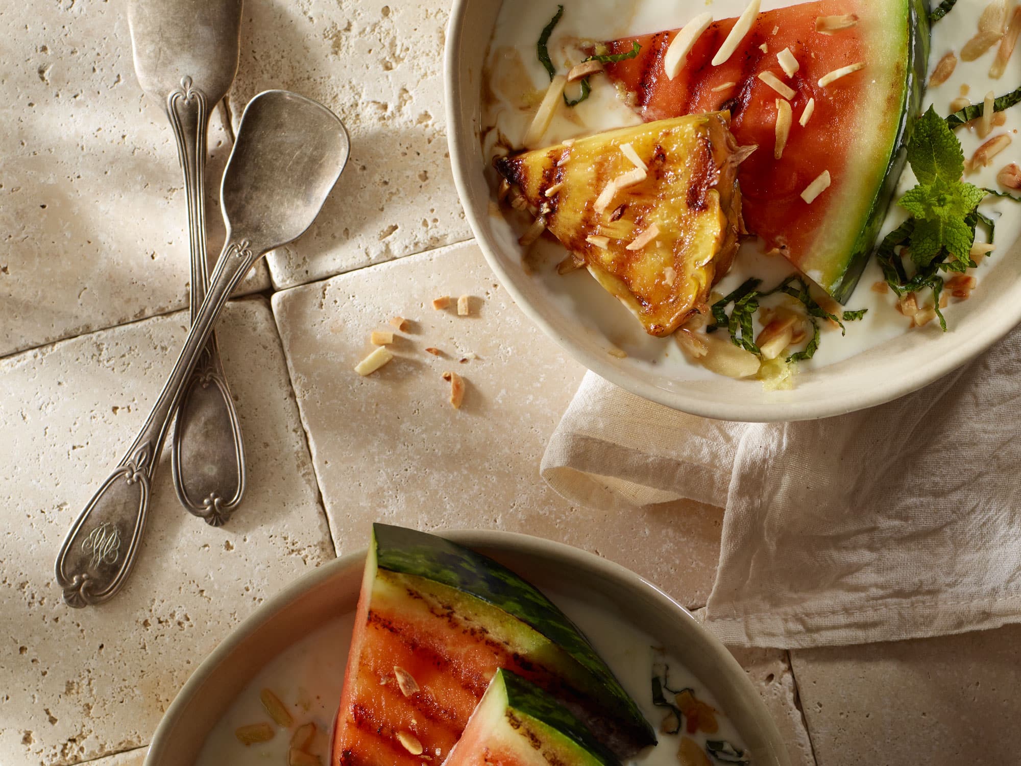 Griechischer Joghurt mit gegrillter Ananas, Wassermelone, Mandeln und Minze.