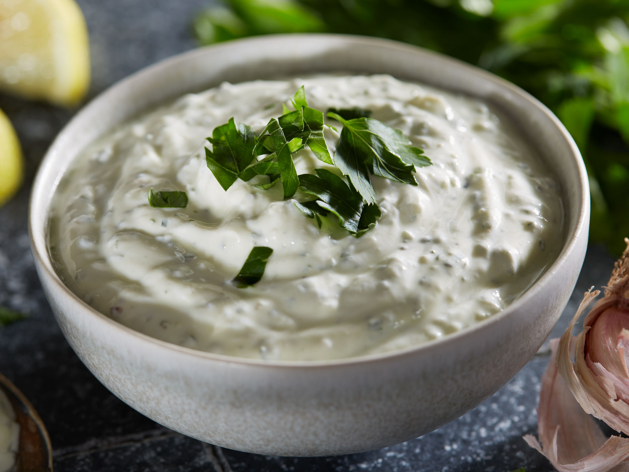 Frischer Petersilien-Dip mit Joghurt und Sauerrrahm in Nahaufnahme.