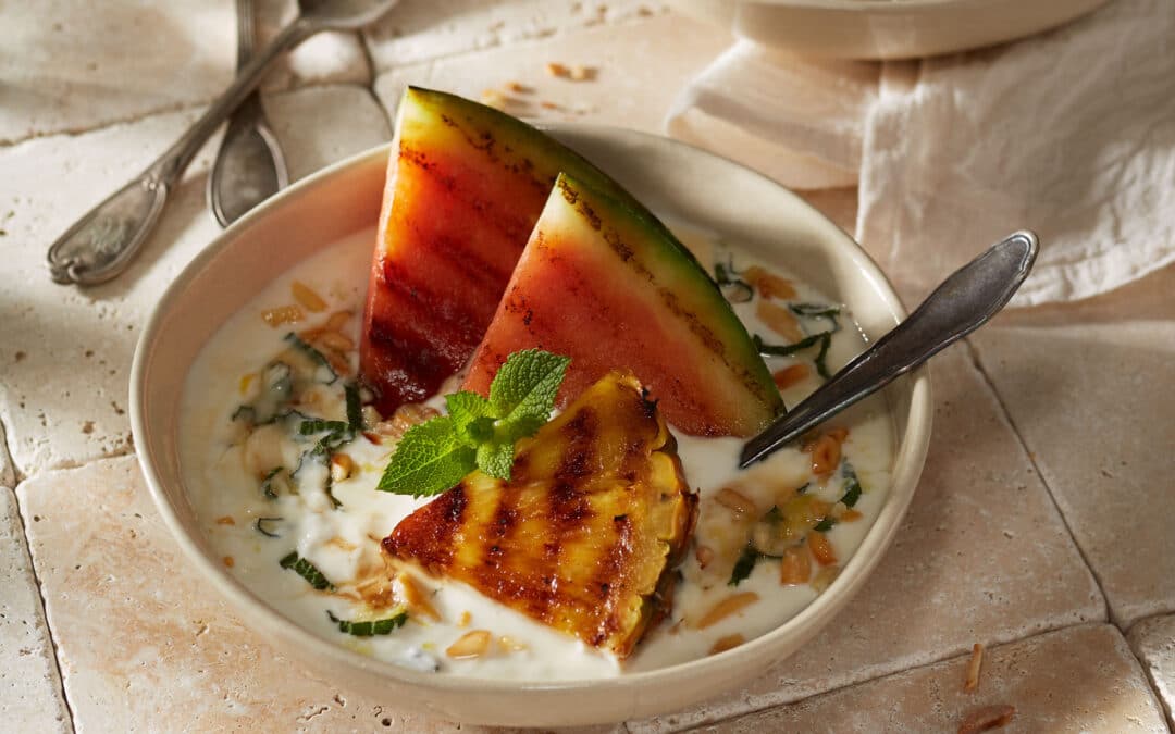 Griechischer Joghurt mit gegrillter Wassermelone und Ananas