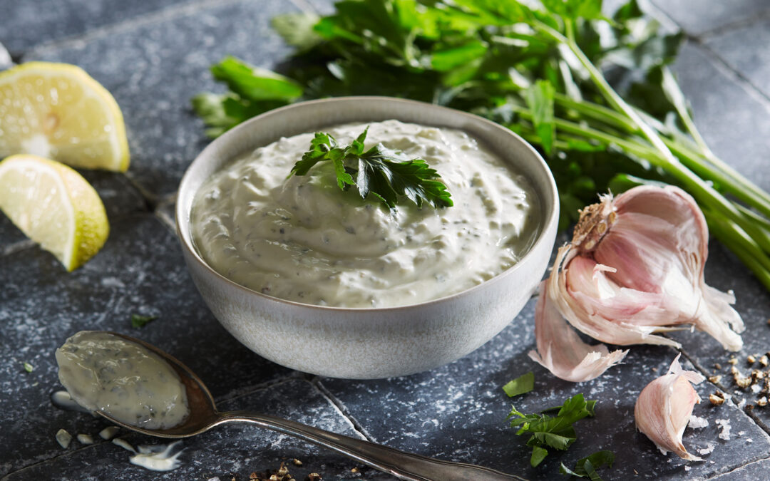 Frischer Petersilien-Dip mit Joghurt und Sauerrahm