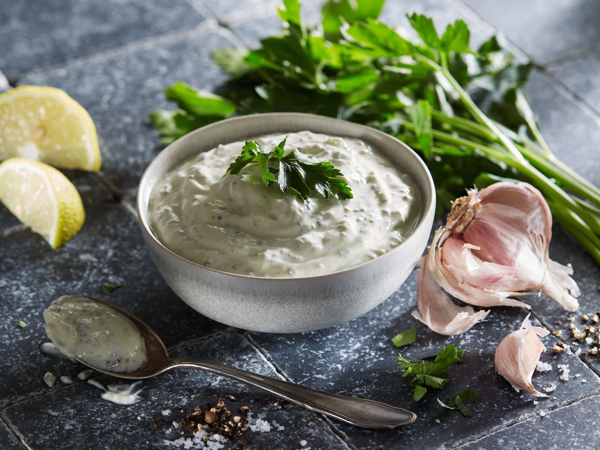 Zitronen Dip mit frischer Petersilie, Joghurt und Sauerrrahm.