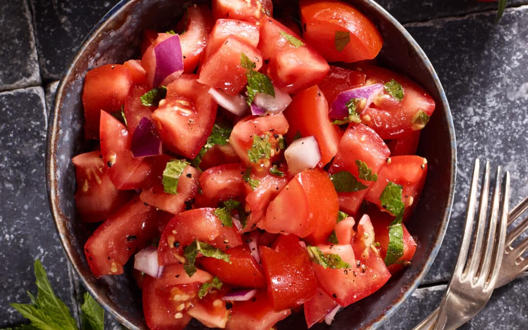 Erfrischender Tomatensalat mit Minze und Schalotten