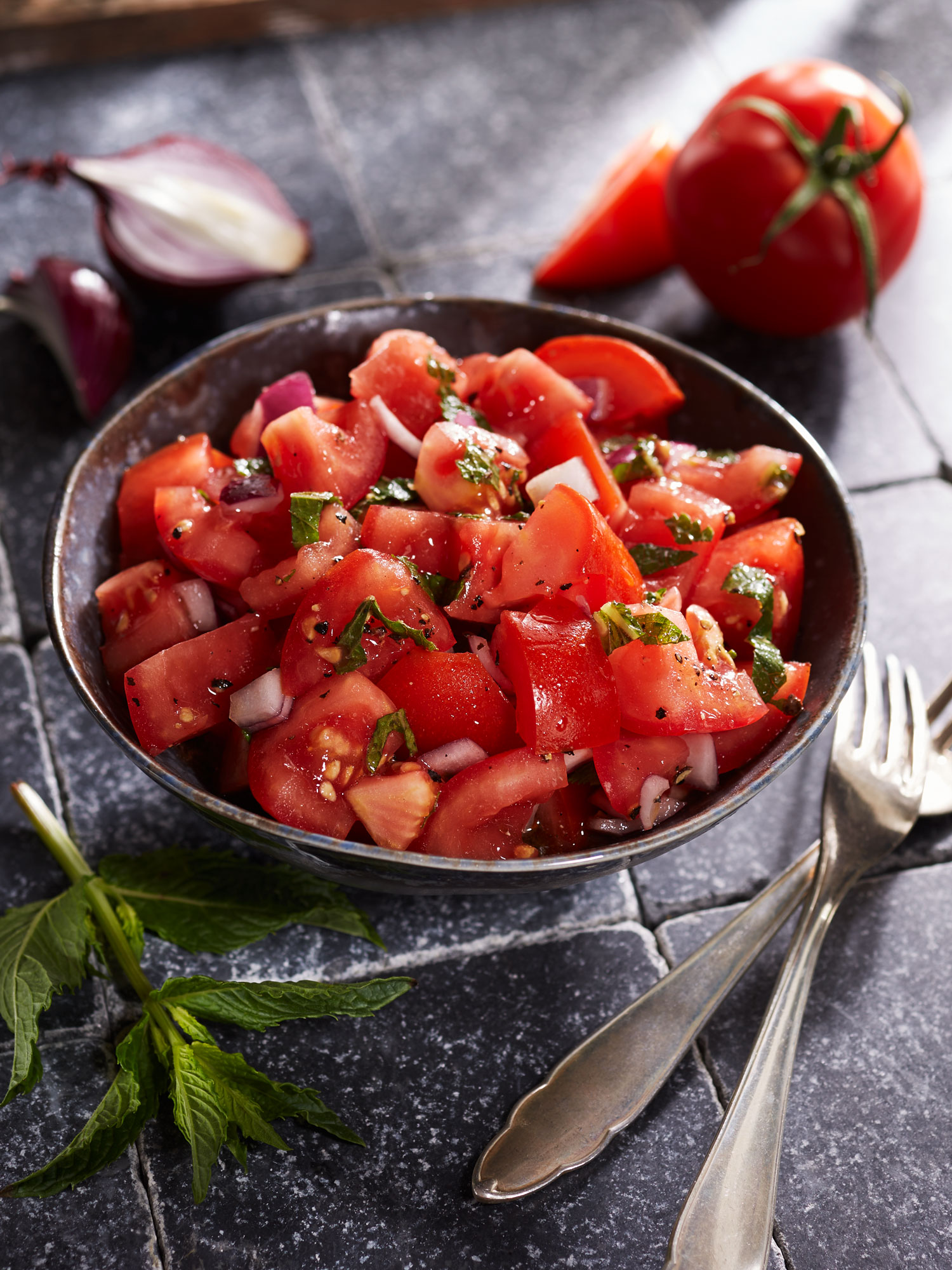 Tomatensalat mit Minze und Schalotten.