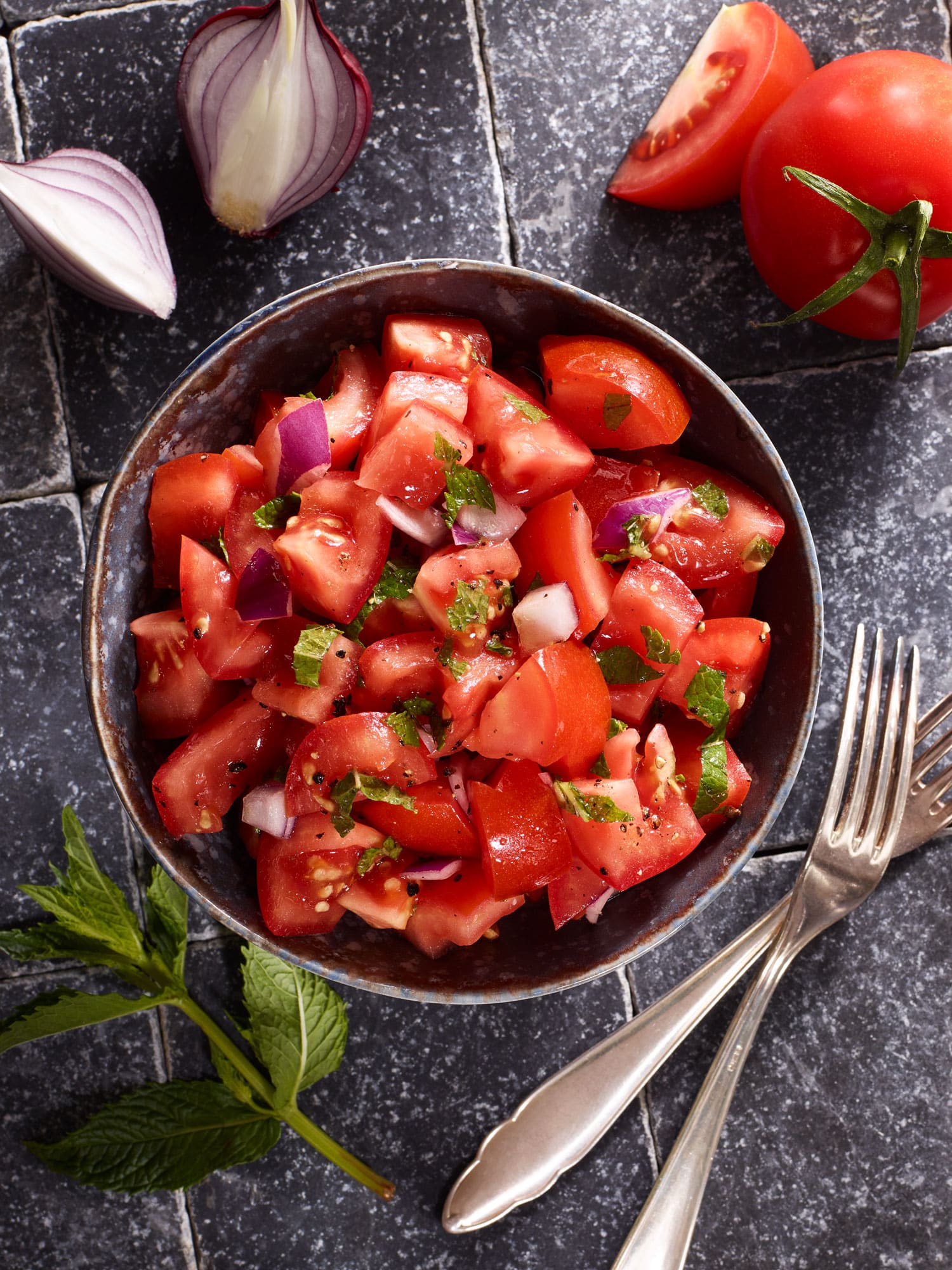 Tomatensalat mit Schalotten und Minze in Aufsicht.