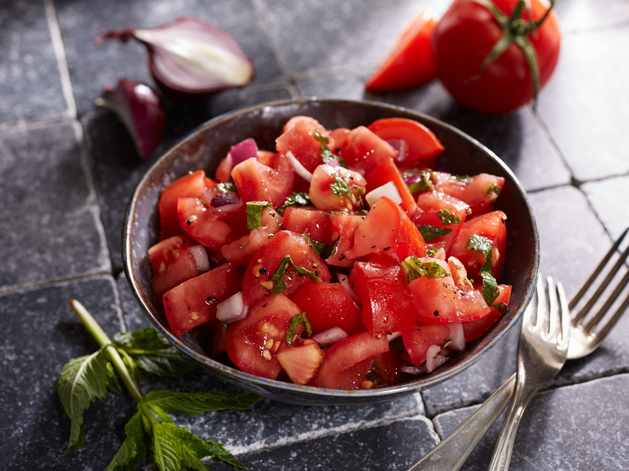 Erfrischender Tomatensalat mit Pfefferminze und Schalotten.
