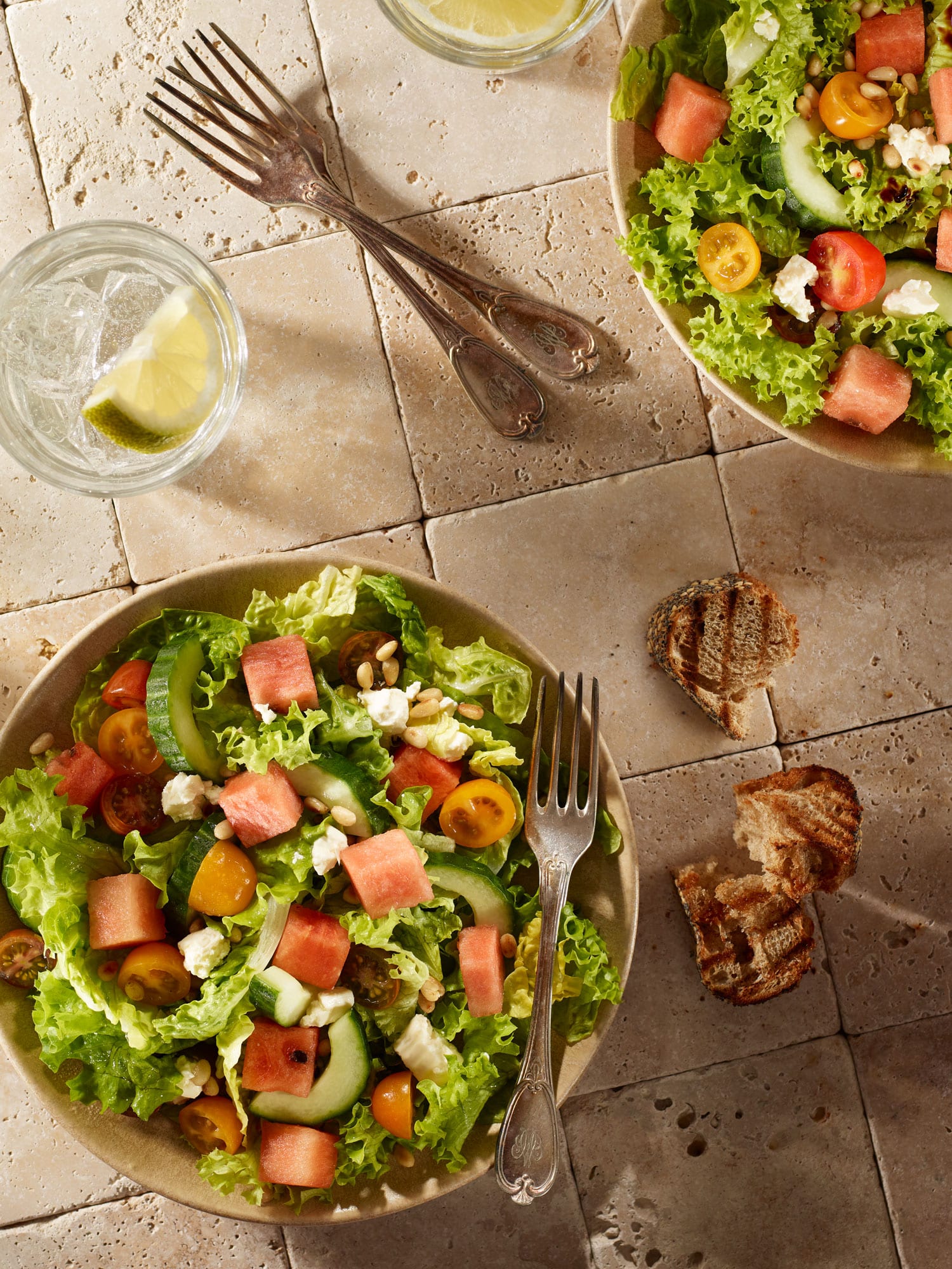 Gemischter Salat mit Tomaten, Gurken, Wassermelone und Fetakäse.