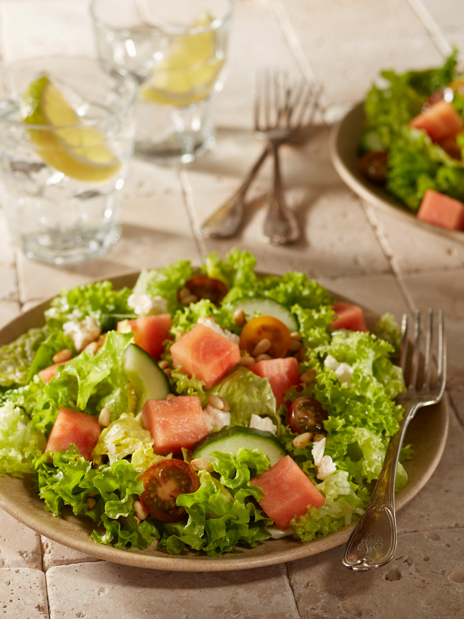 Gemischter Salat mit Wassermelone, Fetakäse und gerösteten Pinienkernen.