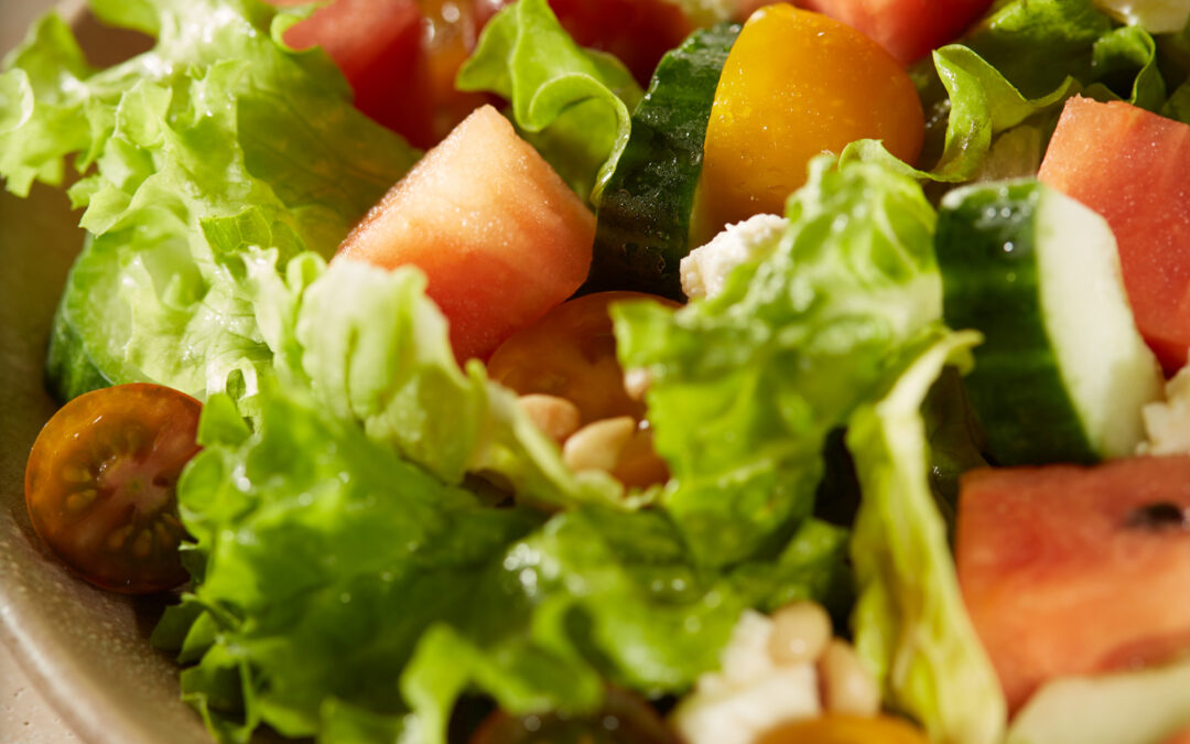 Gemischter Salat mit Wassermelone und Fetakäse