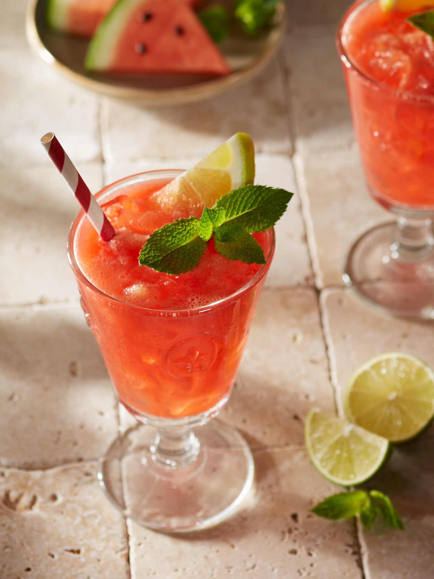 Mocktail mit Wassermelone, Limettensaft, Minze und Honig.