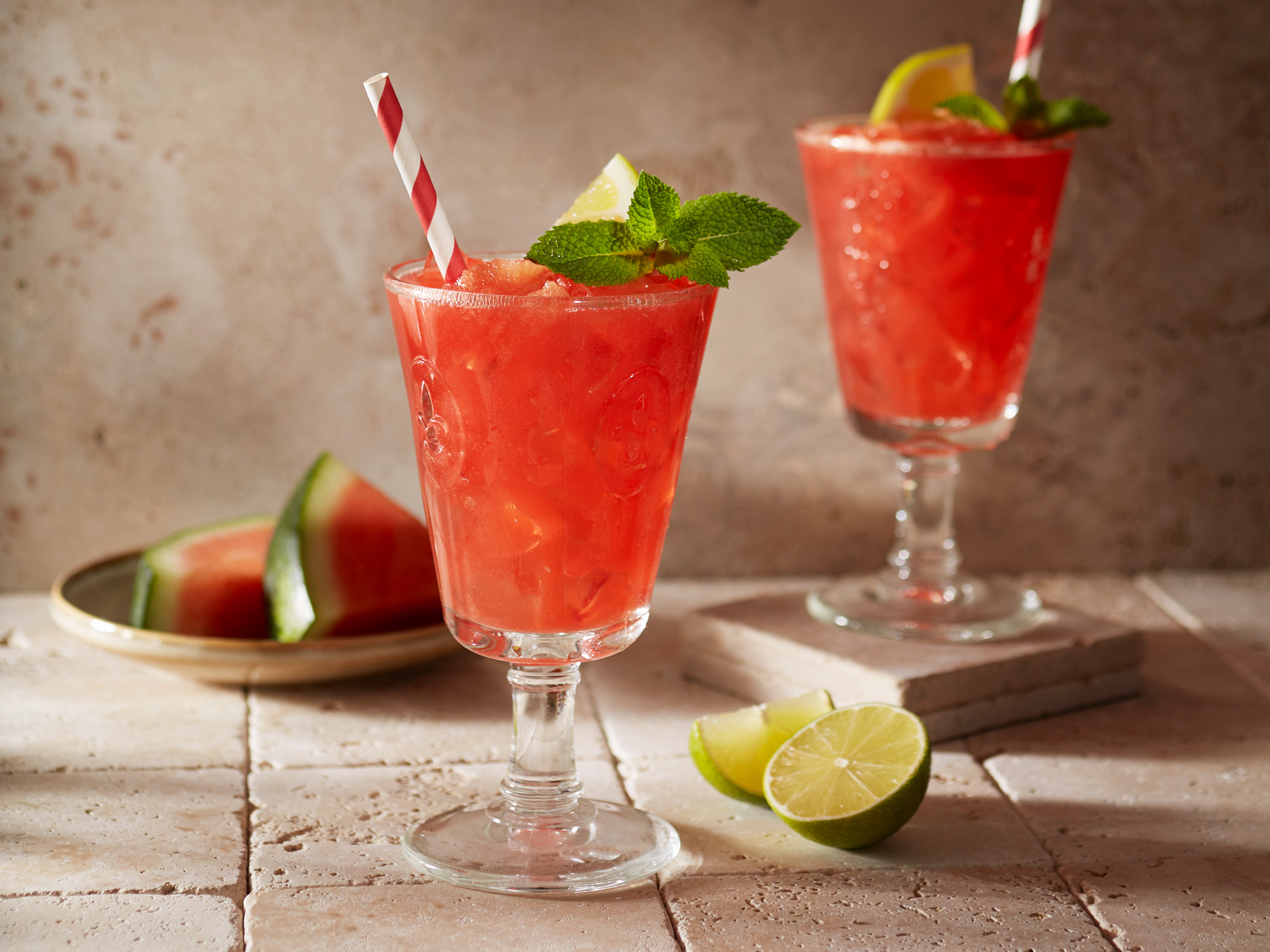 Wassermelonen-Drink mit Minze, Limettensaft und Honig.