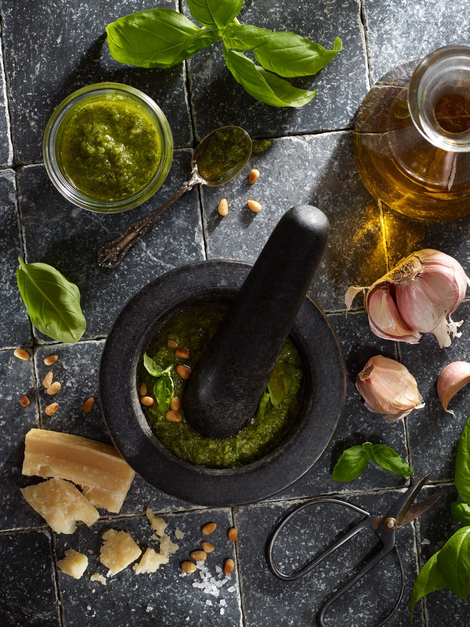 Basilikum Pesto mit Parmesan, Knoblauch und Pinienkernen.