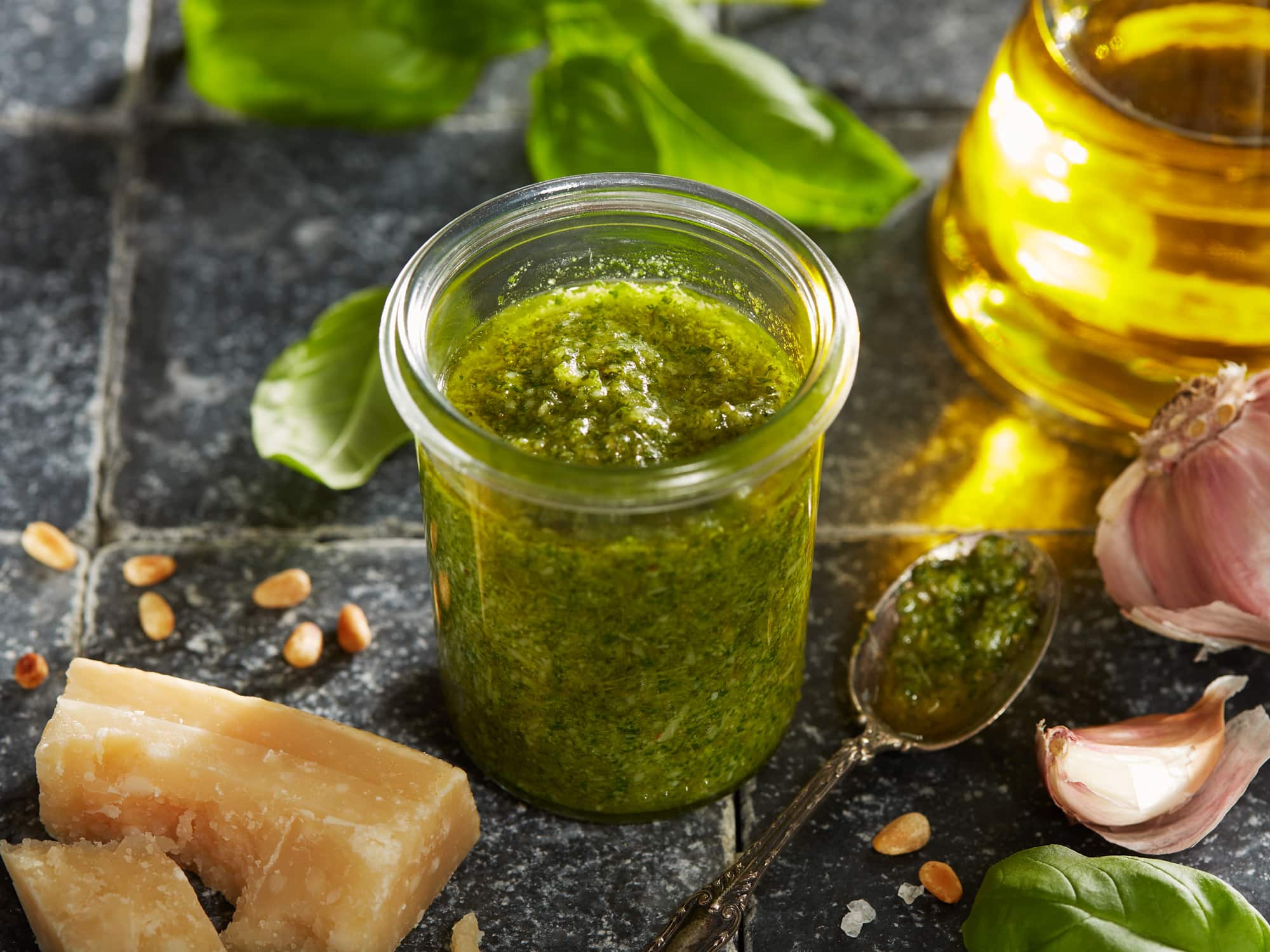 Pesto mit Olivenöl, Basilikum, Knoblauch und Pinienkernen.