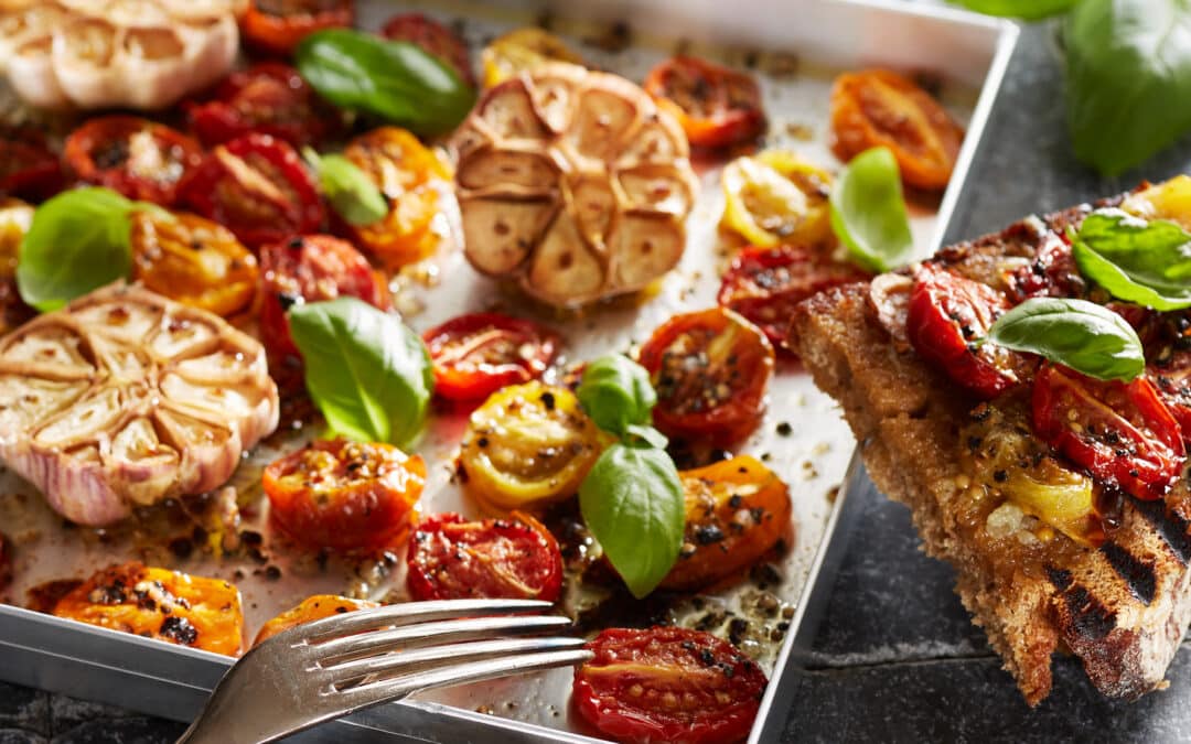 Mini-Ofentomaten mit Knoblauch und Bauernbrot