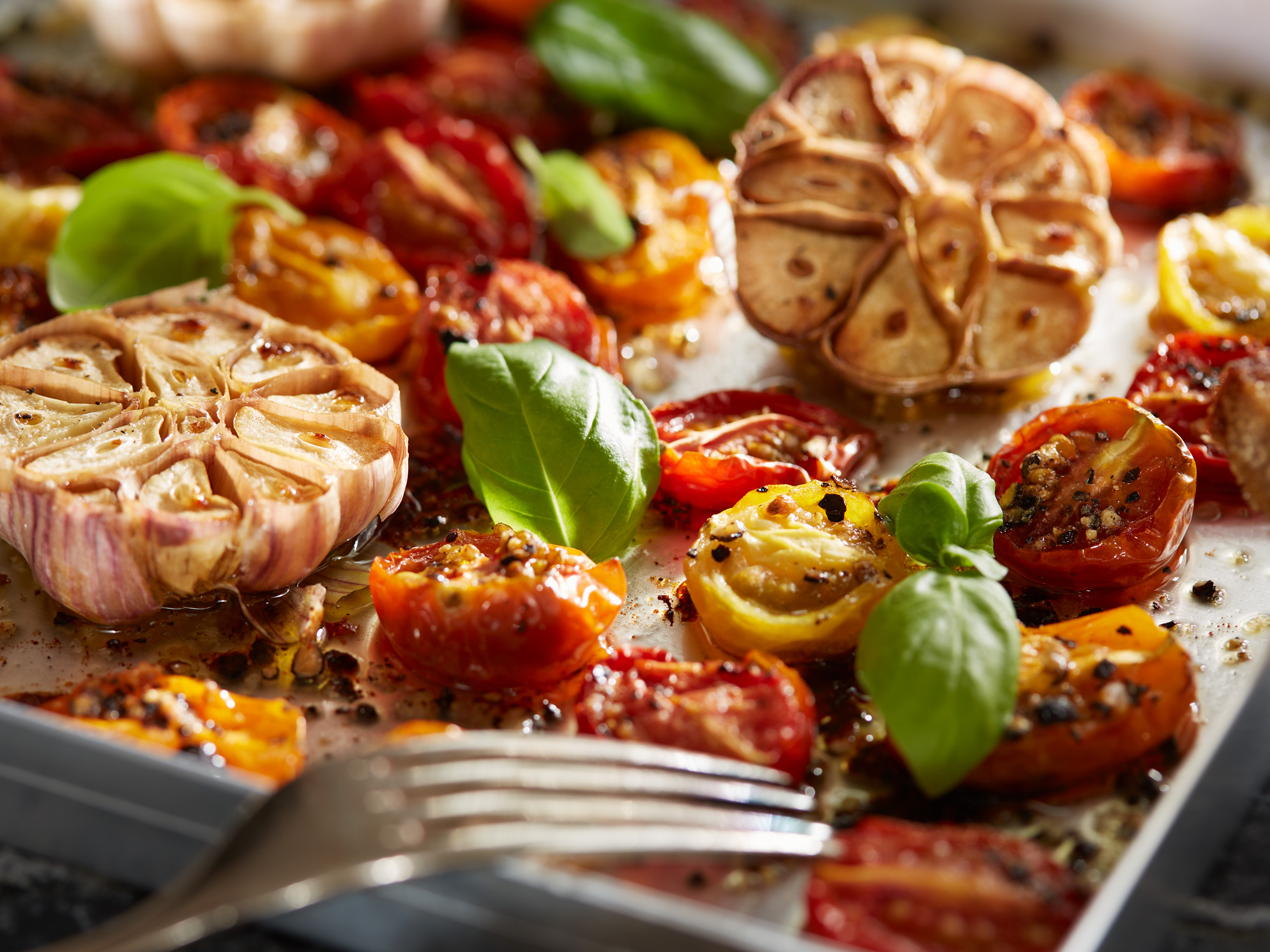 Cocktailtomaten aus dem Ofen mit Knoblauch, Basilikum und Bruschetta.