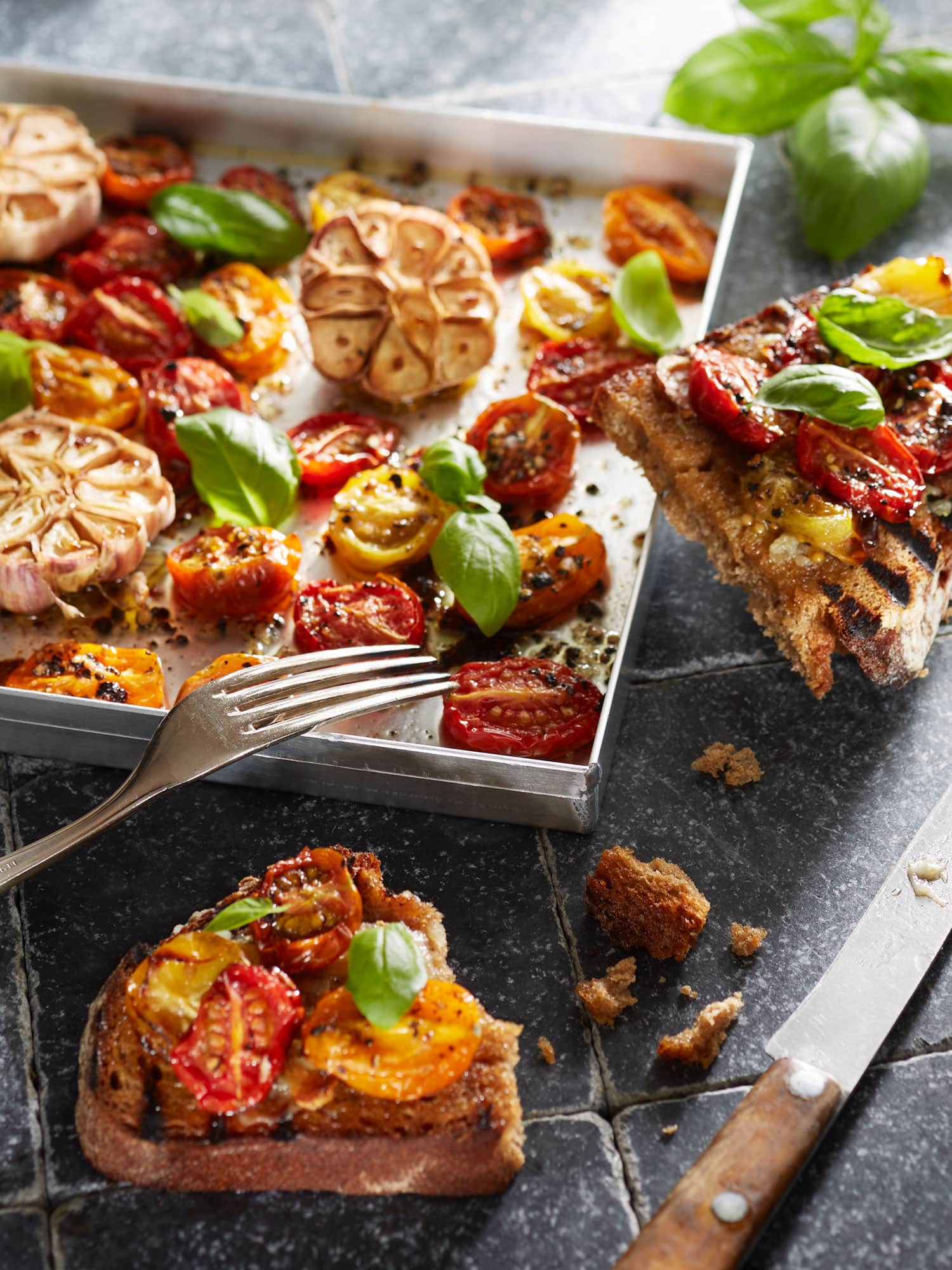 Mini Ofentomaten mit Knoblauch, Basilikum und Schwarzbrot.