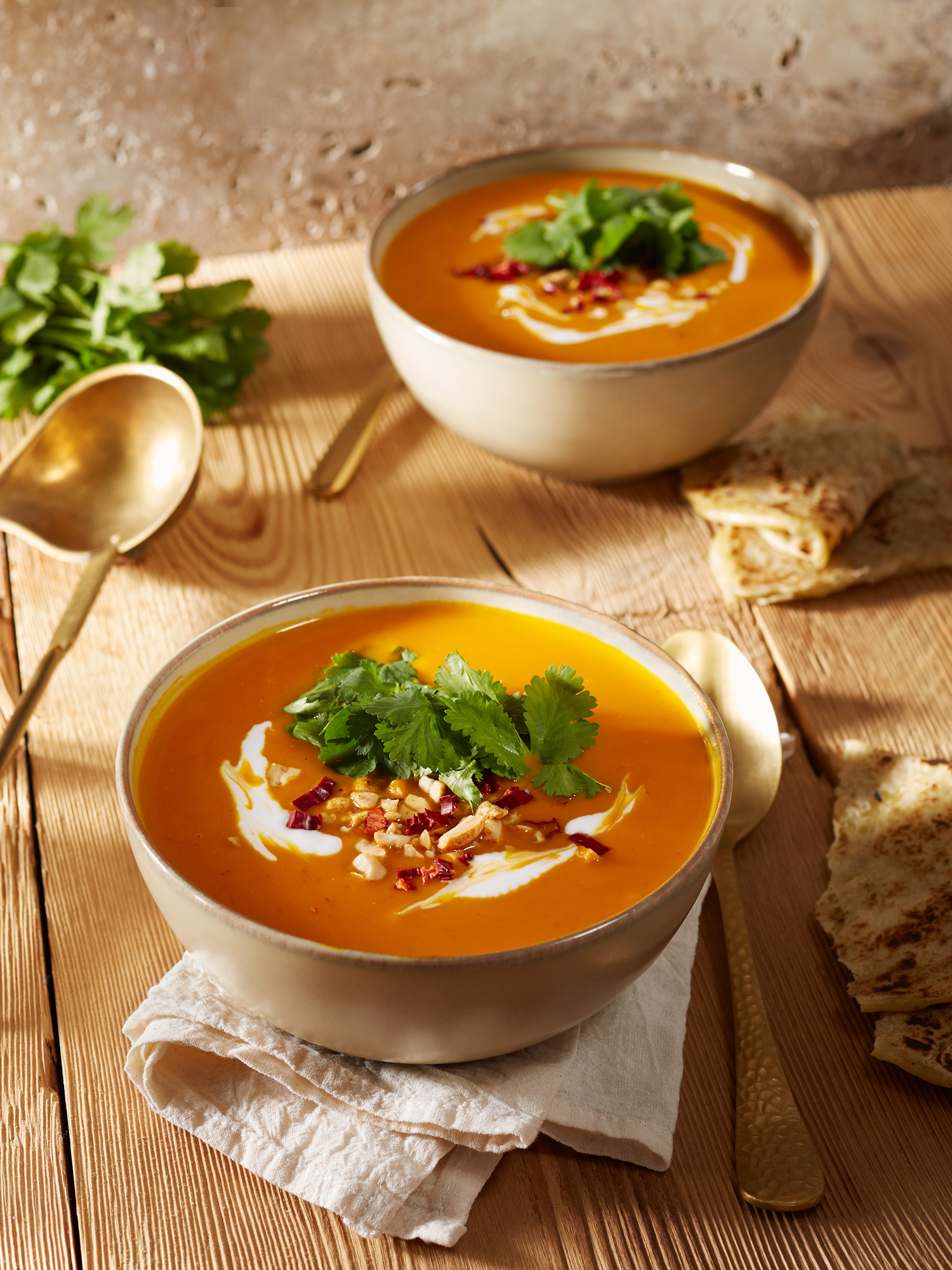Asiatische Kürbissuppe mit Hokkaido, dazu Fladenbrot mit Thymian.