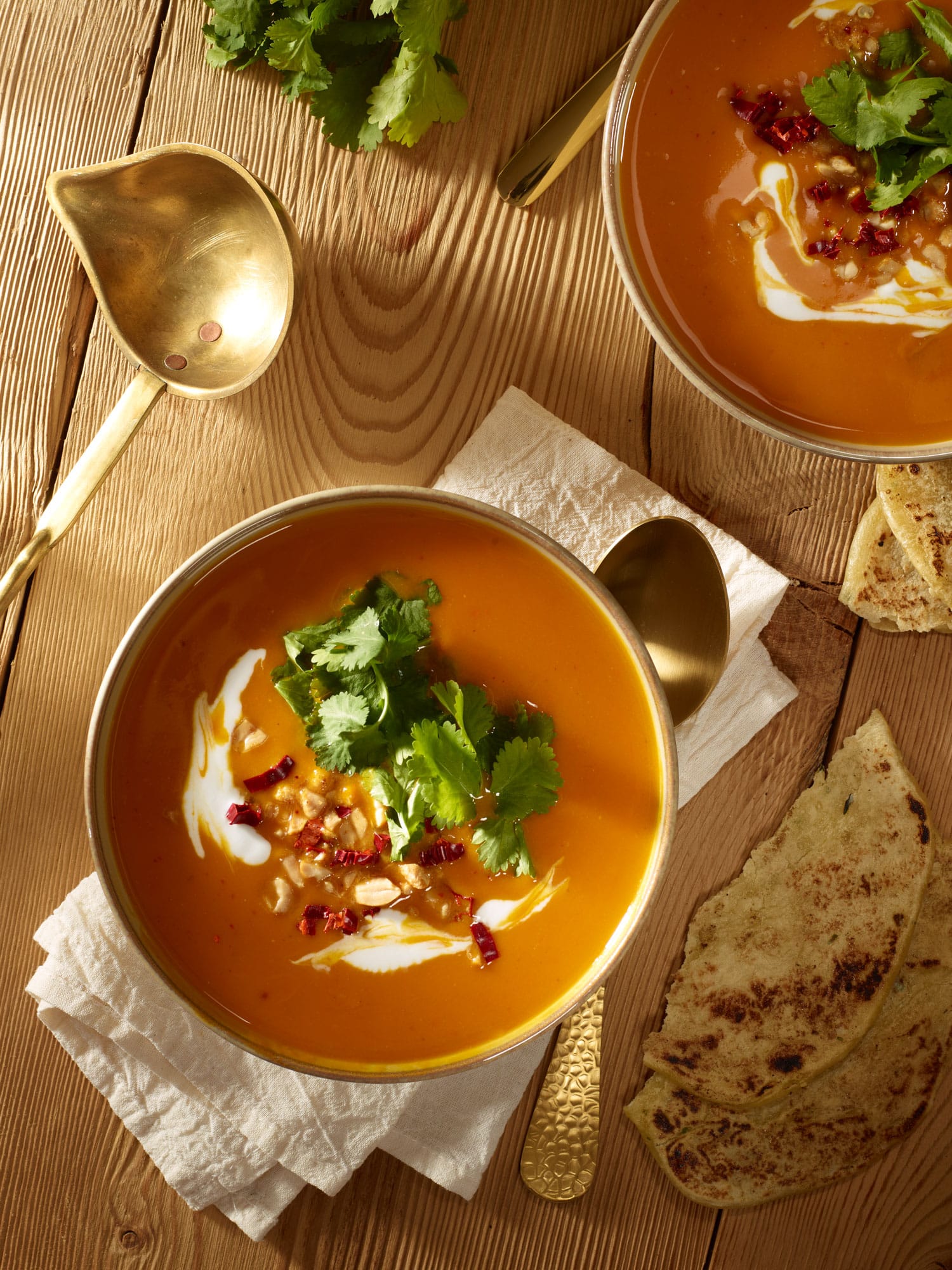 Asiatische Kürbissuppe mit Chili-Erdnuss-Crunch und Fladenbrot.