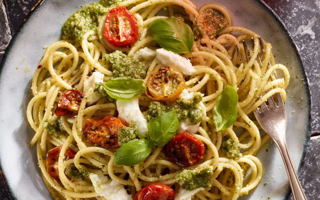 Spaghetti mit Basilikum-Pesto, Ofentomaten und Mozzarella