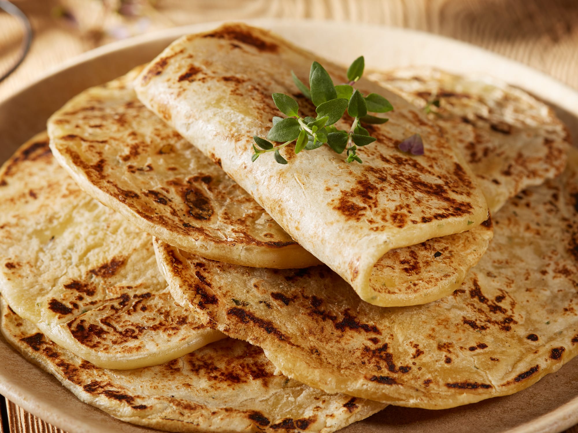 Einfaches Fladenbrot ohne Hefe, in der Pfanne gebacken.