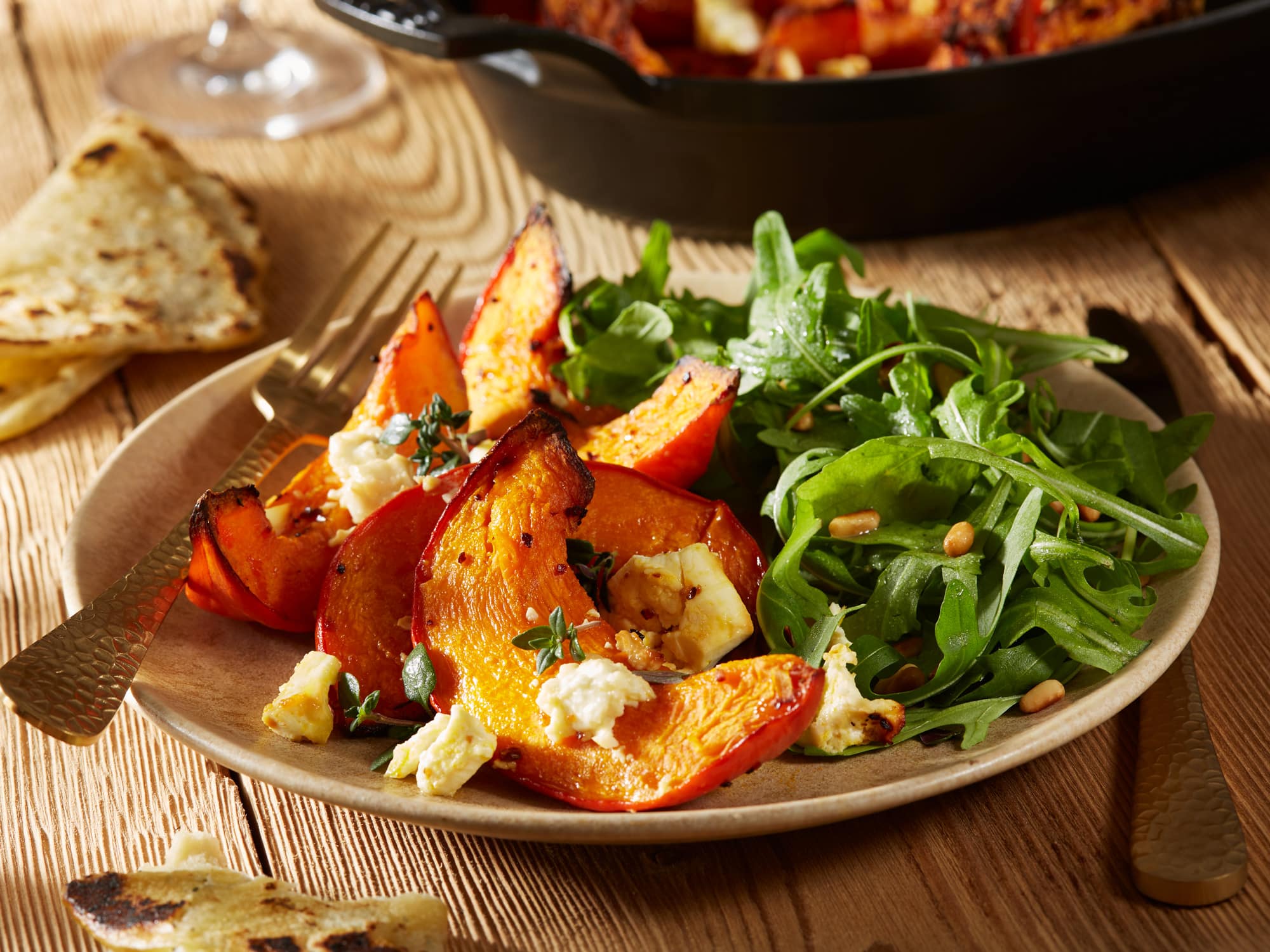 Ofenkürbis mit Fetakäse, Honig, frischem Thymian und Rucolasalat.