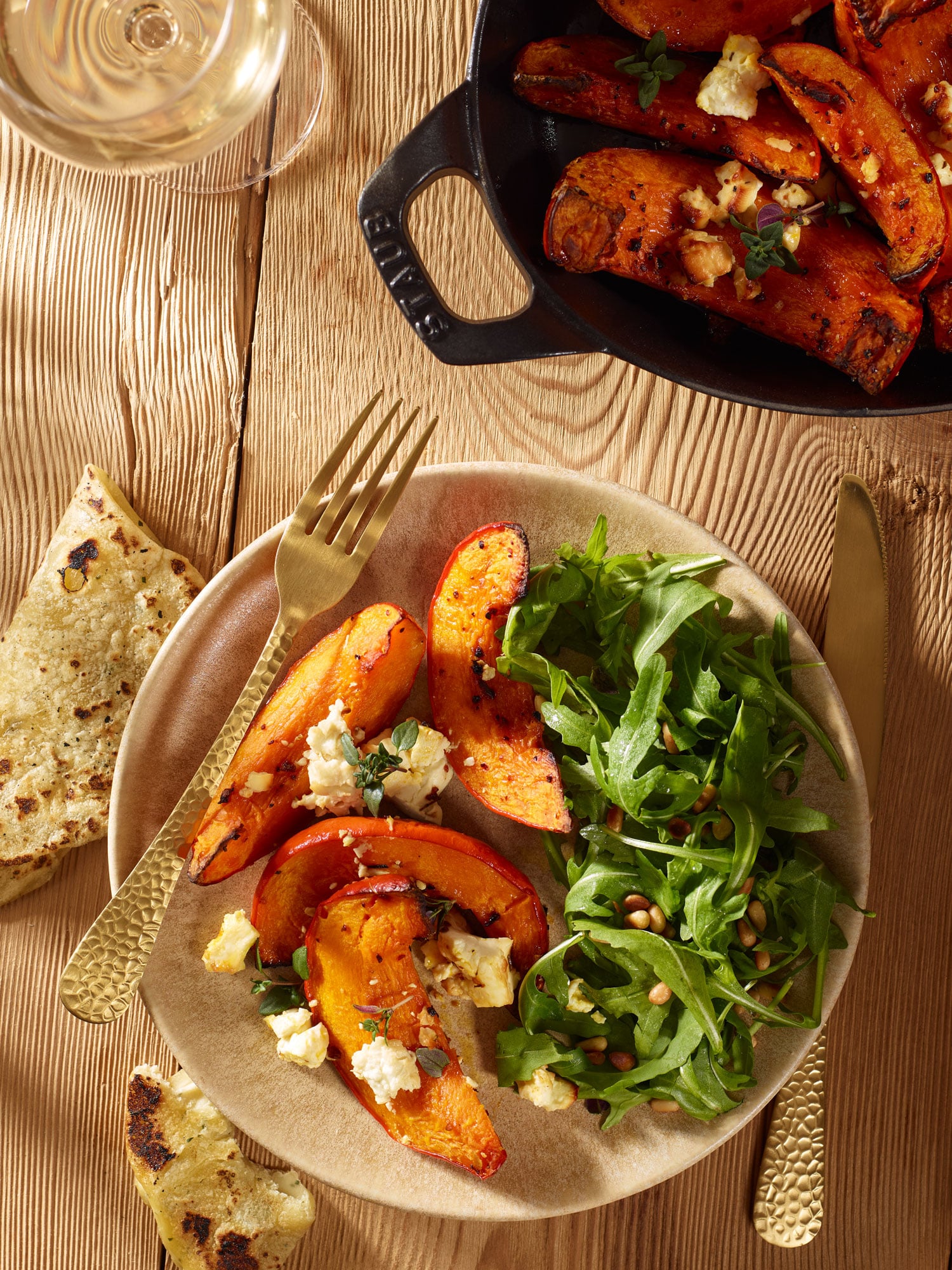 Ofenkürbis mit Fetakäse, Honig, Thymian und frischem Rucolasalat mit gerösteten Pinienkernen.