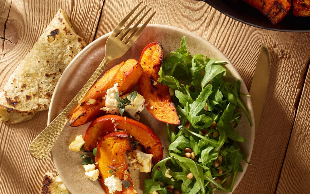 Leckerer Ofenkürbis mit Fetakäse und Rucolasalat