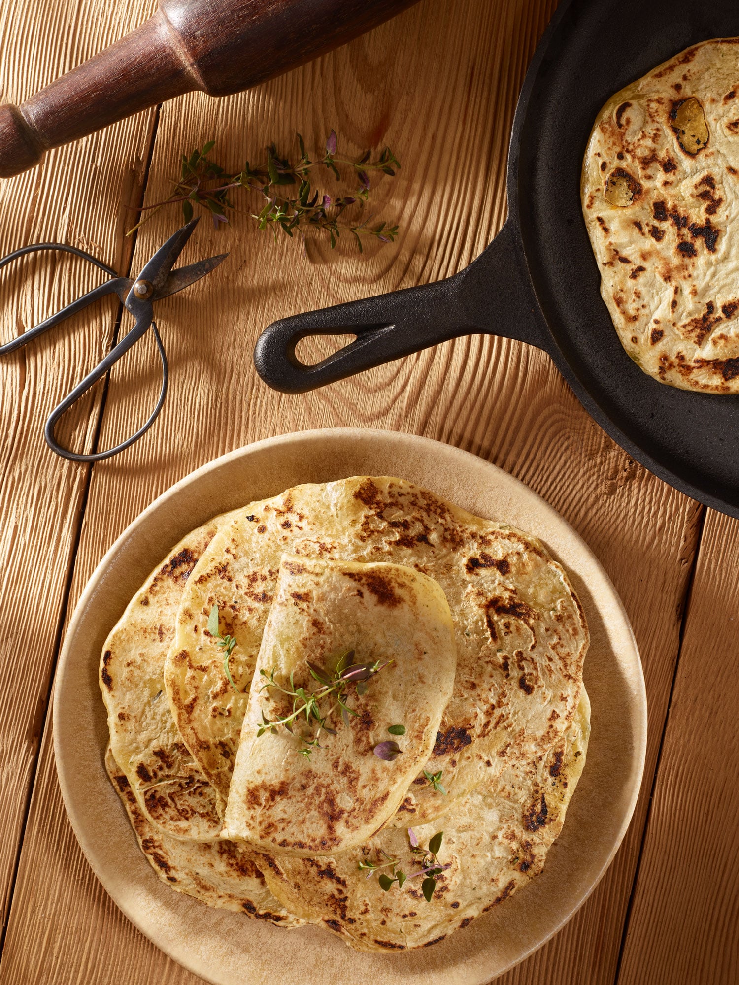 Einfaches Fladenbrot mit Thymian, in der Pfanne gebacken.