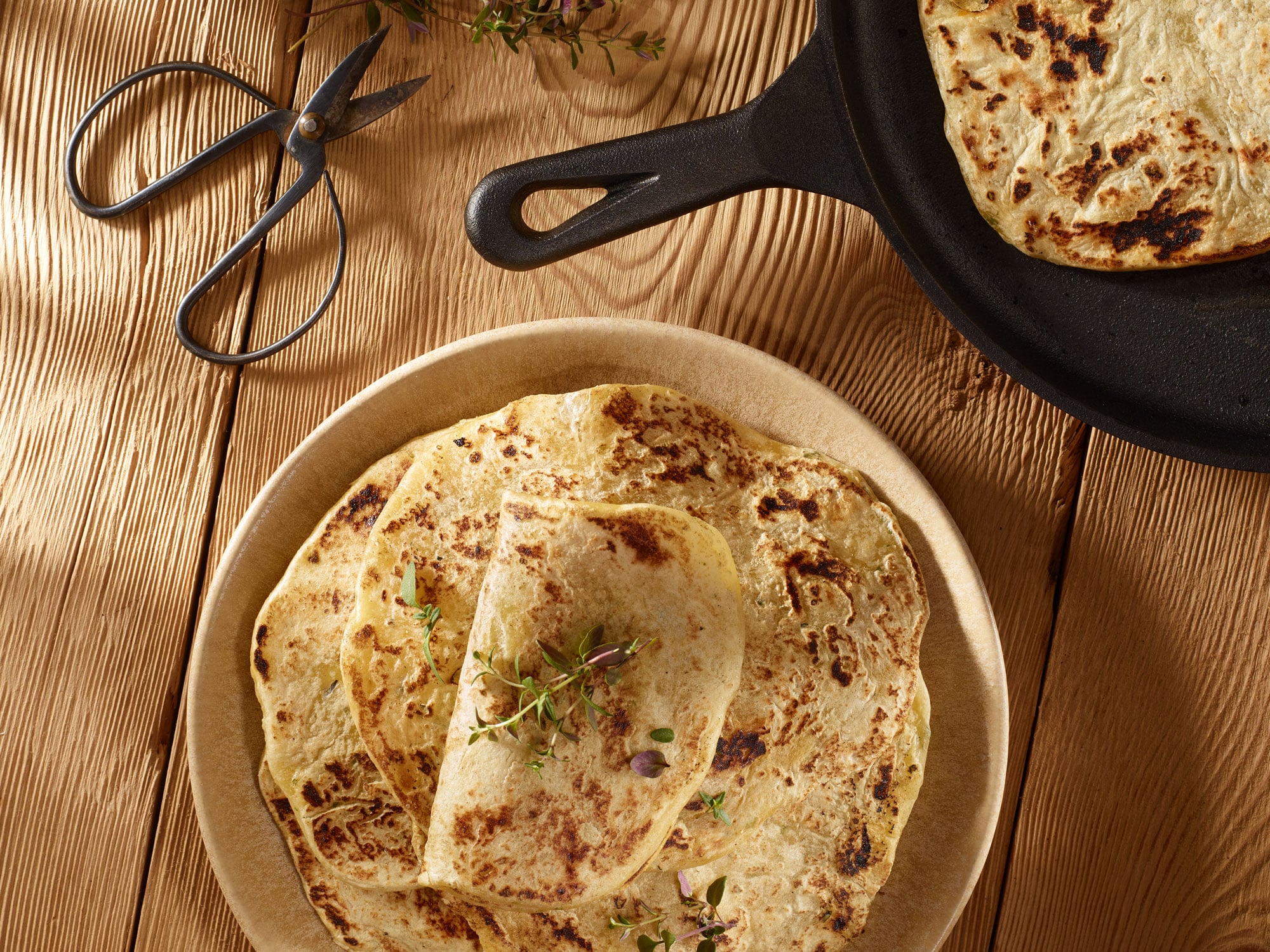 In der Pfanne gebackenes, einfaches Fladenbrot ohne Hefe, mit Thymian.