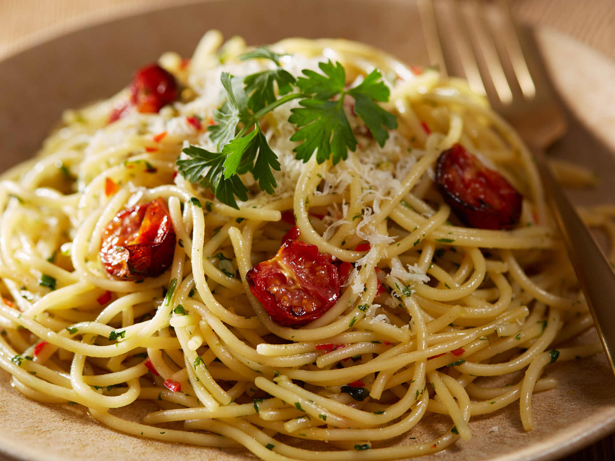Spaghetti Aglio Olio mit Chili und Cocktailtomaten aus dem Ofen.