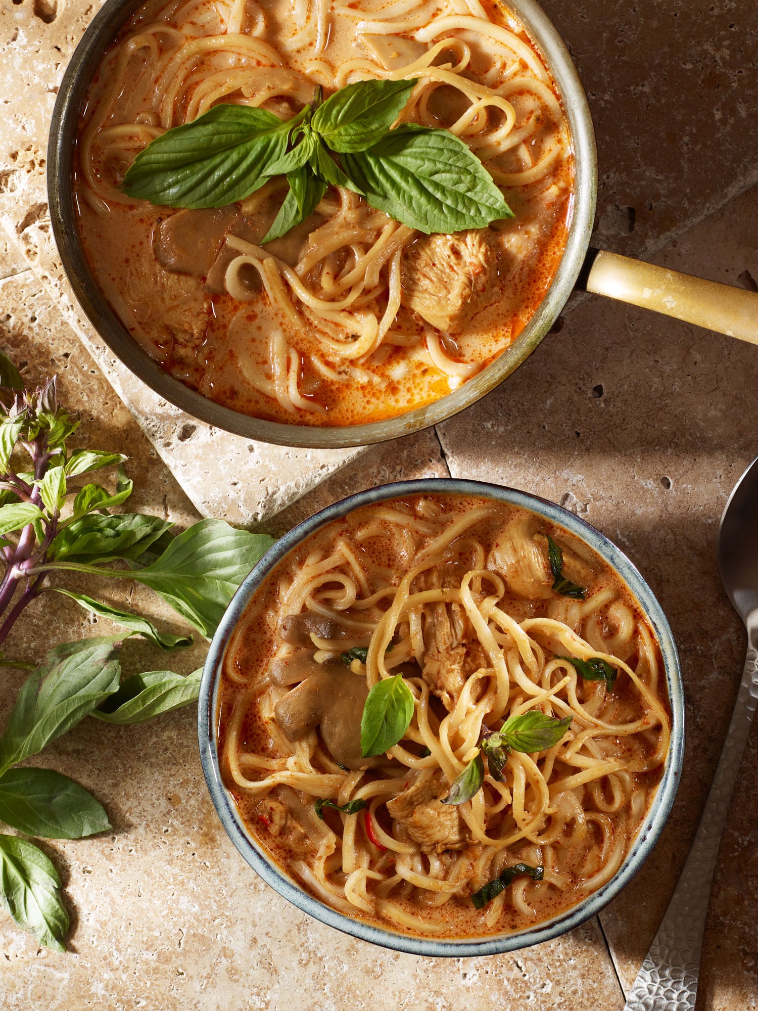 Asiatische Hühnersuppe mit Nudeln, Austernpilzen, Kokosmilch und frischem Thai-Basilikum.