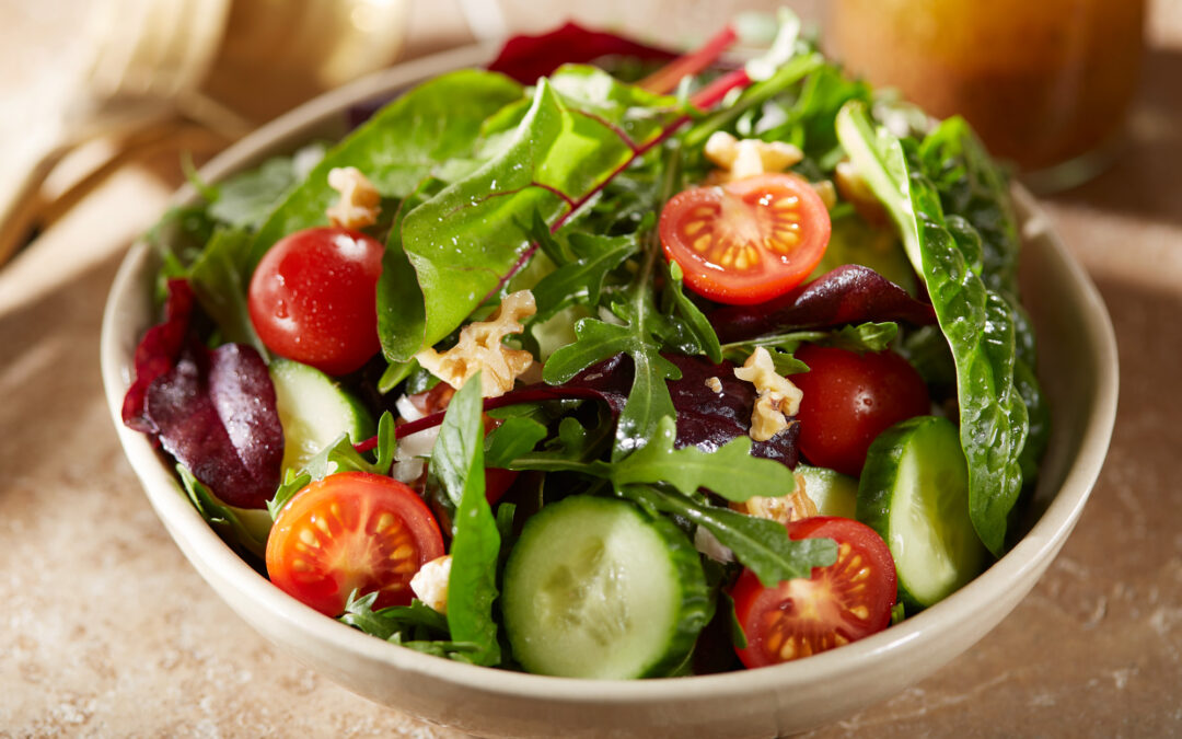 Knackiger Beilagensalat mit Honig-Senf-Dressing