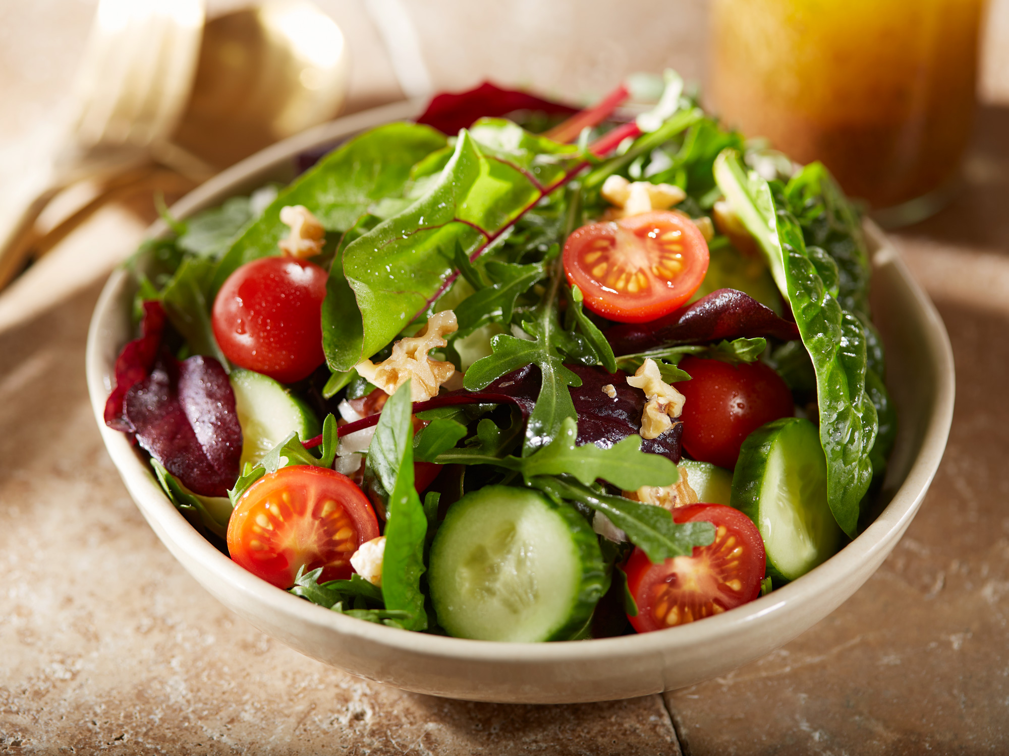 Frischer Beilagensalat mit Honig-Senf-Dressing, Pflücksalaten, Gurken und Cocktailtomaten.