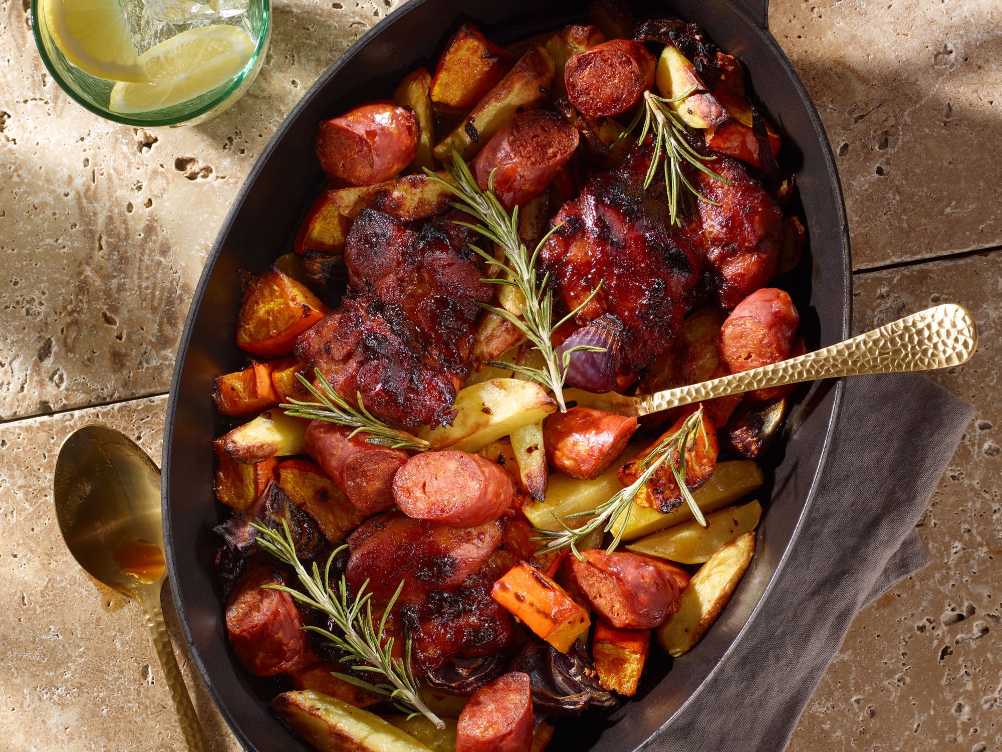 Ofenkartoffeln mit Hokkaido, Hähnchen und Chorizo, garniert mit Rosmarin.