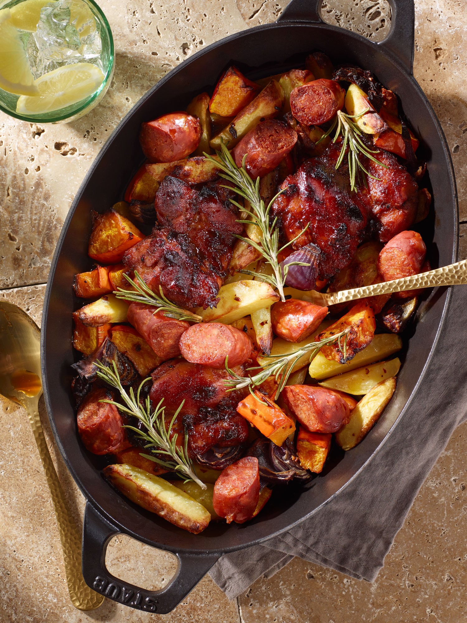 Auflaufform mit Ofengemüse, Hähnchen und Chorizo, dazu frischer Rosmarin.