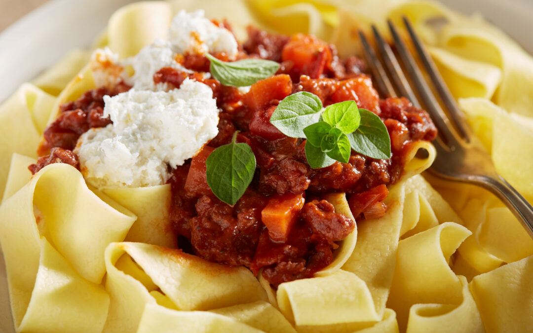 Frische Pasta mit Salsiccia Ragout und cremigem Burrata