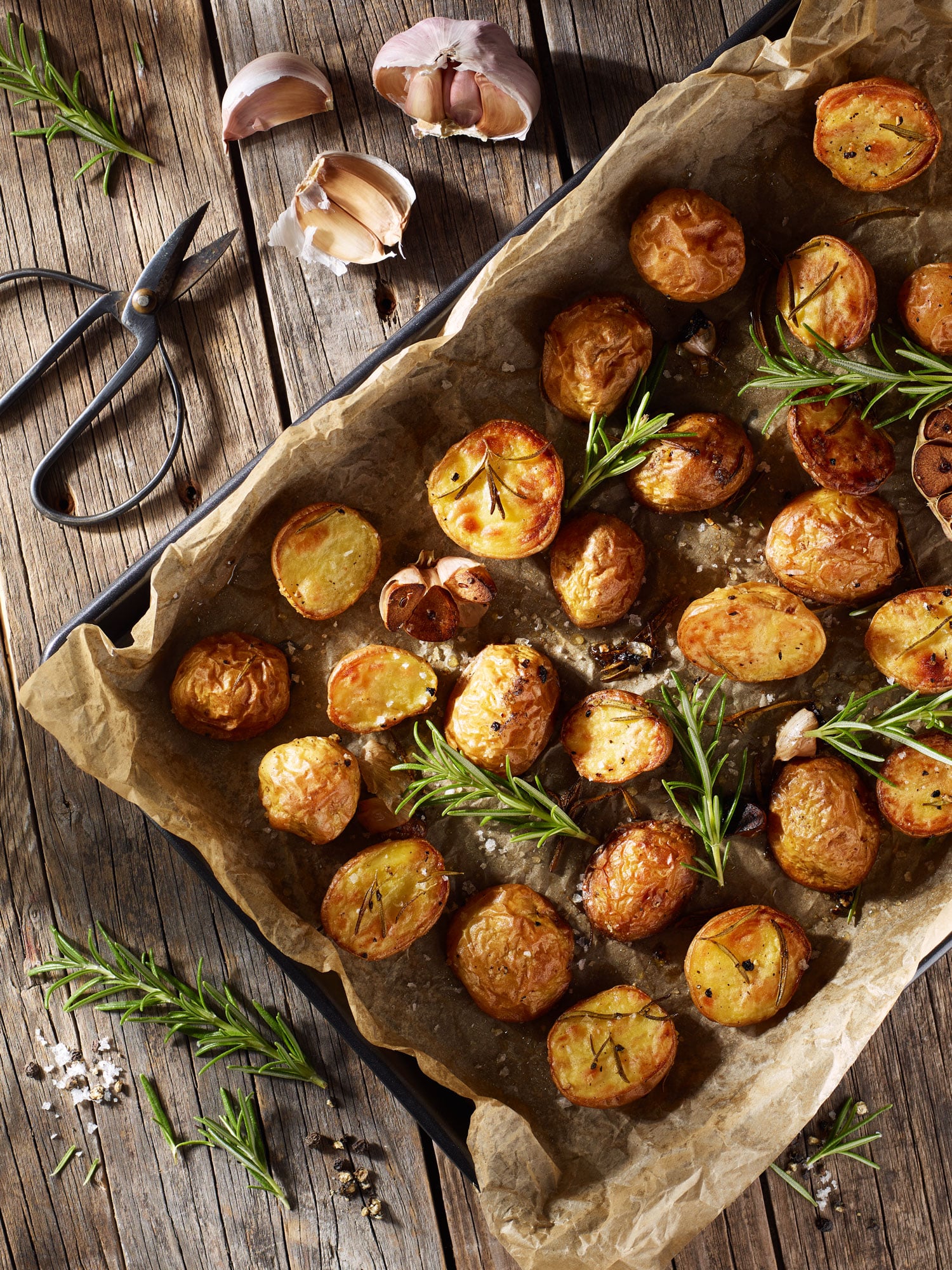Bratkartoffeln aus dem Ofen mit Rosmarin und Knoblauch.
