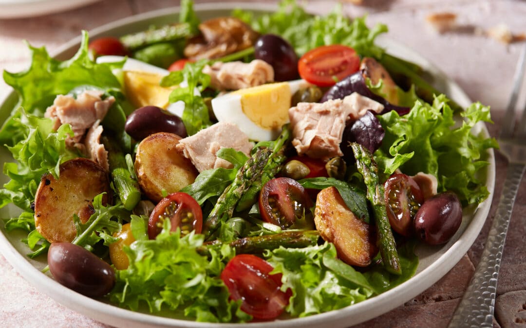 Nizza Salat Deluxe mit grünem Spargel und Rosmarinkartoffeln