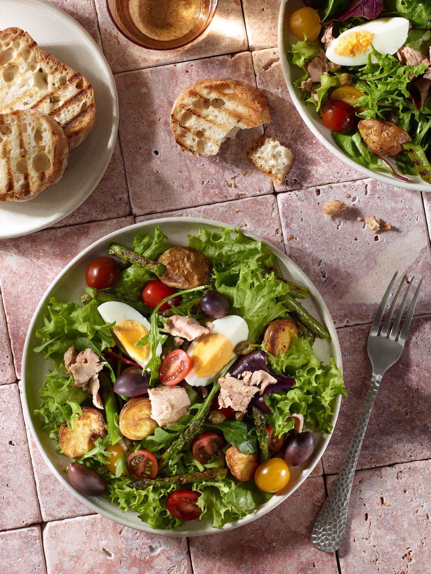 Salade Nicoise mit Thunfisch, grünem Spargel und Rosmarinkartoffeln.