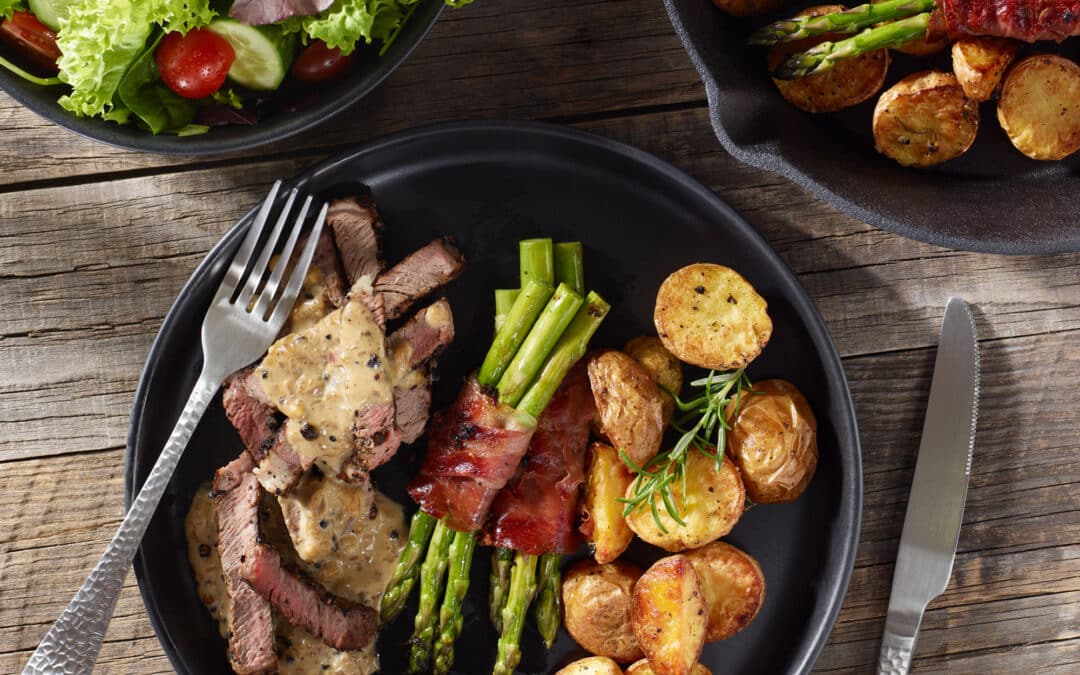 Steak mit Pfeffersauce, grünem Spargel und Rosmarinkartoffeln
