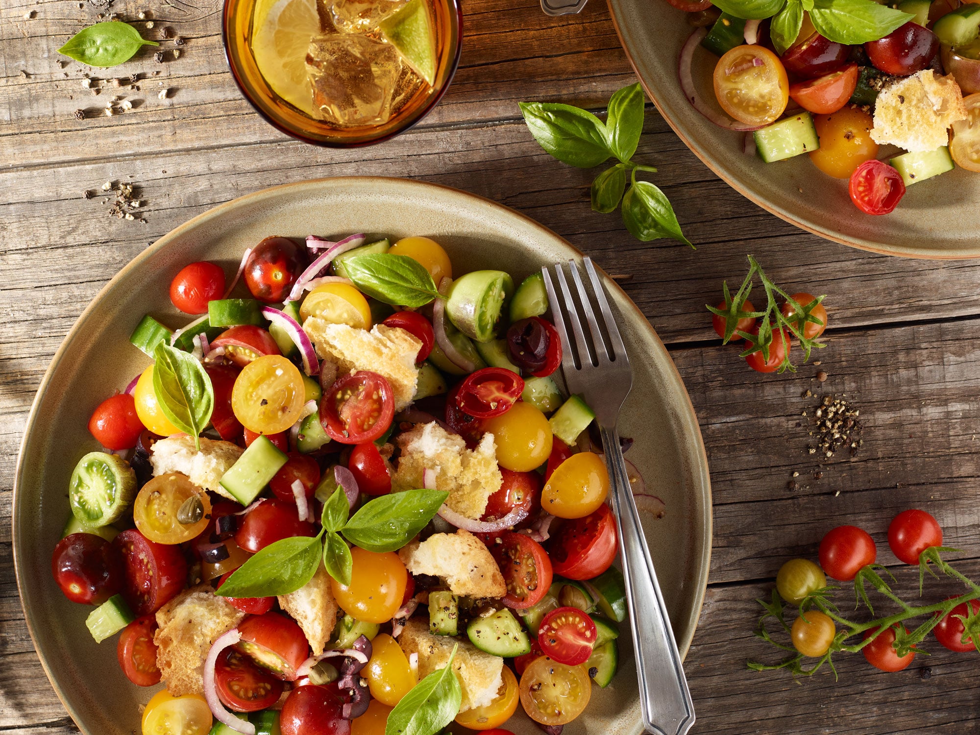 Panzanella Brotsalat aus der Toskana mit bunten Tomaten, Gurken und Basilikum.