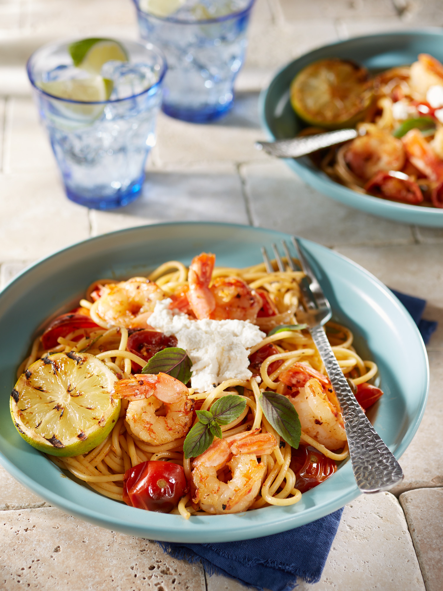 Spaghetti mit gebratenen Garnelen, Cocktailtomaten und Ricotta Frischkäse.