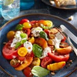 Bunter Tomatensalat mit Burrata und gegrillten Pfirsichen