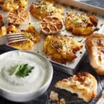 Smashed Potatoes mit Petersilien-Dip, Rosmarin und Knoblauchbaguette.