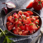 Erfrischender Tomatensalat mit Pfefferminze und Schalotten.