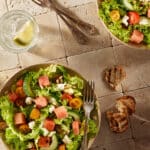 Gemischter Salat mit Tomaten, Gurken, Wassermelone und Fetakäse.