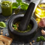 Basilikum Pesto alla Genovese mit Olivenöl, Knoblauch und Pinienkernen.